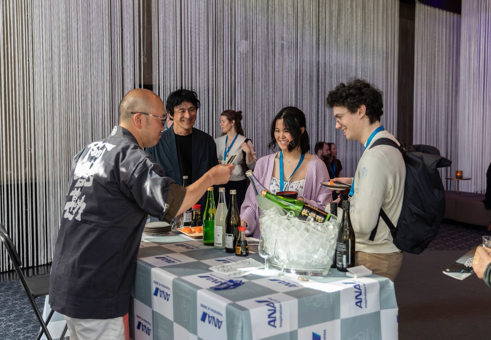 超話題！スウェーデン郊外で日本酒角打ち220人集結🤯🍶