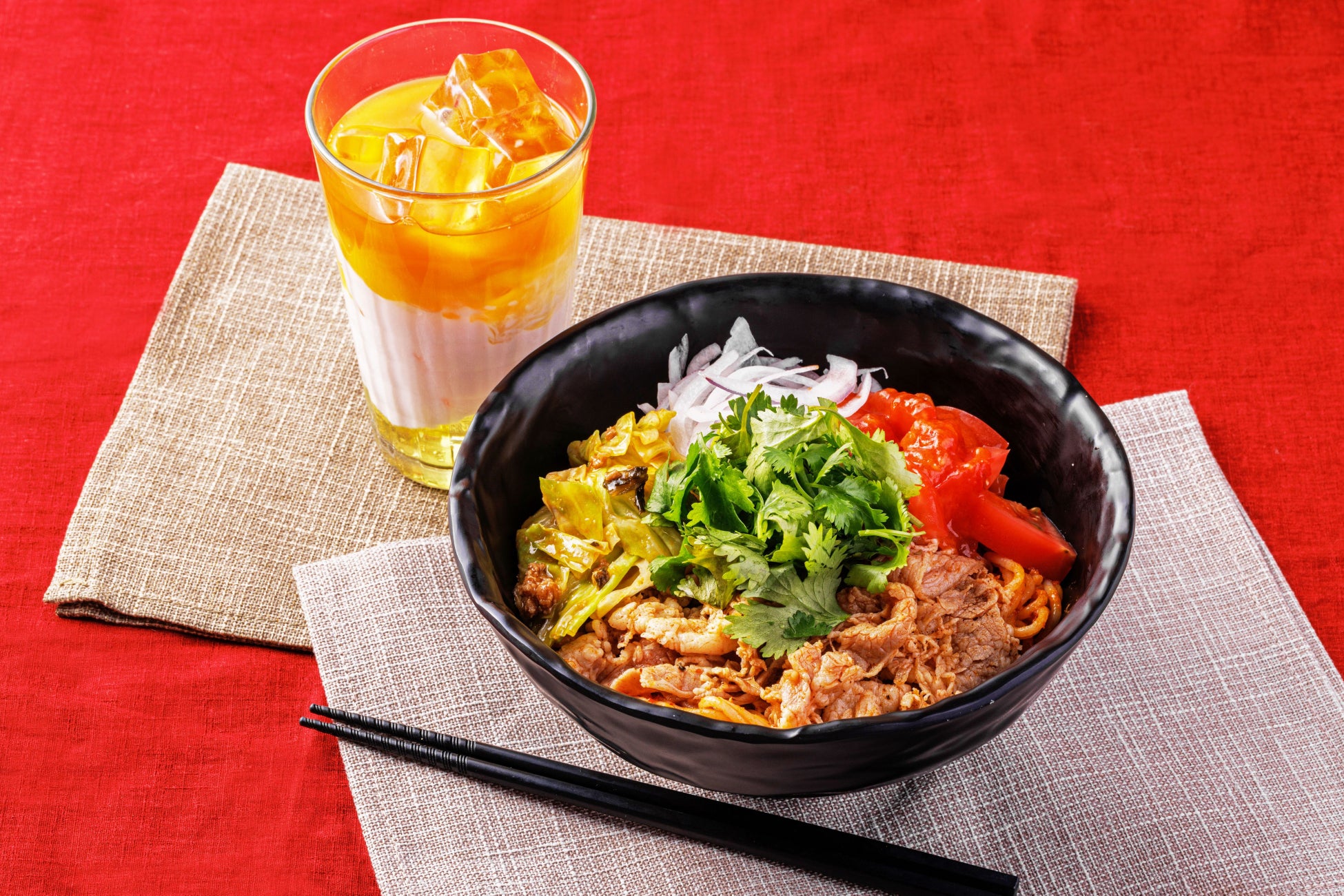 譚仔三哥の夏限定汁なし麺!「麻醤トマト」がやみつき必食😋7/
