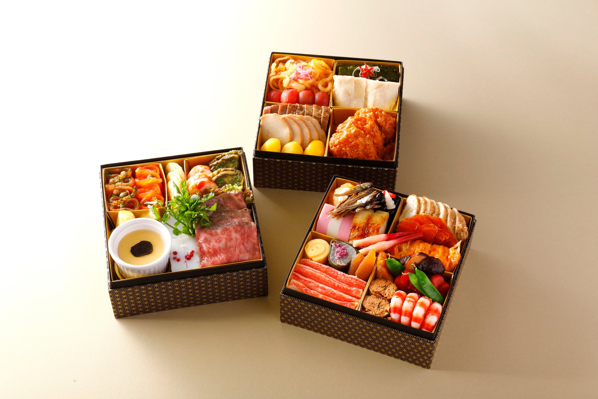 新春🎍激ウマ確定！料理長×パティシエの極み重は必食😋