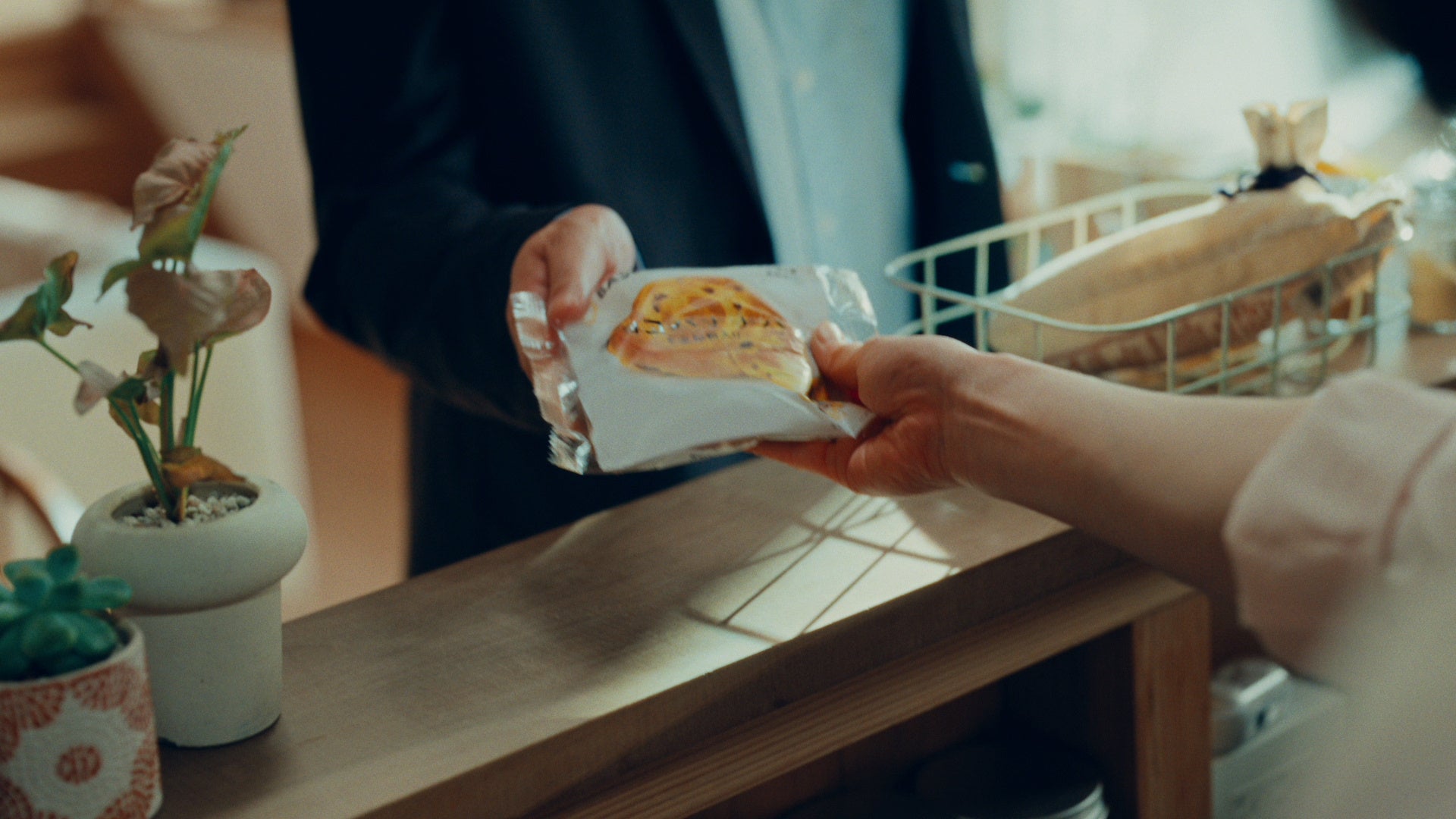 なんかなーい？』新CMで超話題！家族の小腹に必食パン🍞🤤